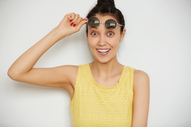 Foto gratuita mujer joven morena con gafas de sol