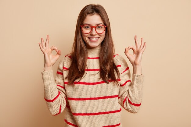 Mujer joven, morena, llevando, anteojos rojos