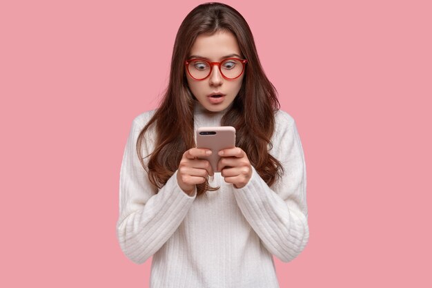 Mujer joven, morena, llevando, anteojos rojos