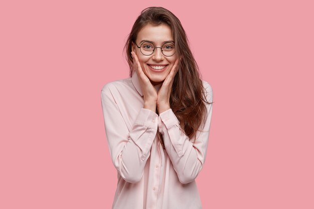 Mujer joven, morena, llevando, camisa blanca