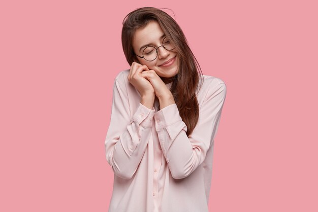 Mujer joven, morena, llevando, camisa blanca