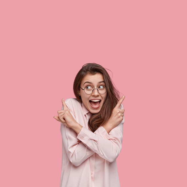 Mujer joven, morena, llevando, camisa blanca