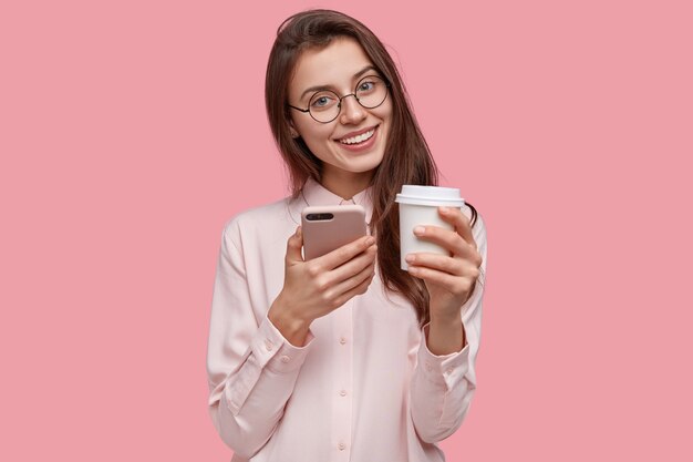 Mujer joven, morena, llevando, camisa blanca