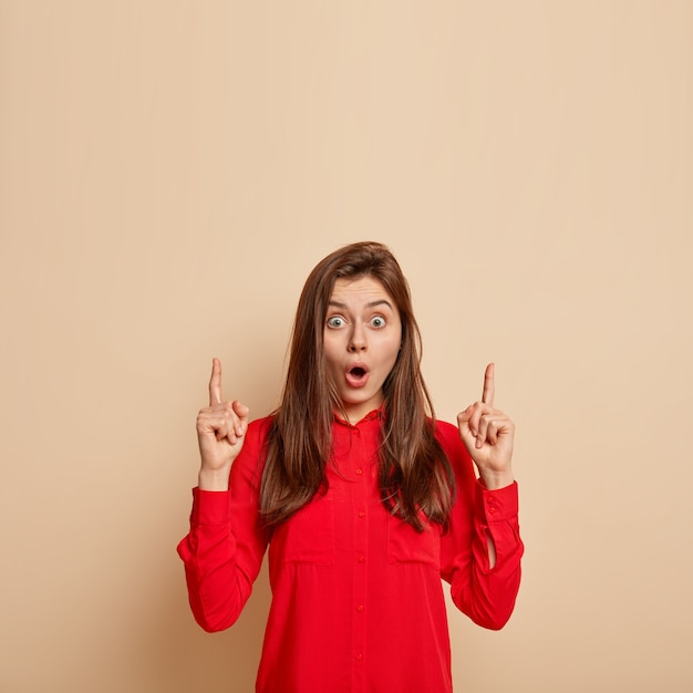 Mujer joven, morena, llevando, camisa roja