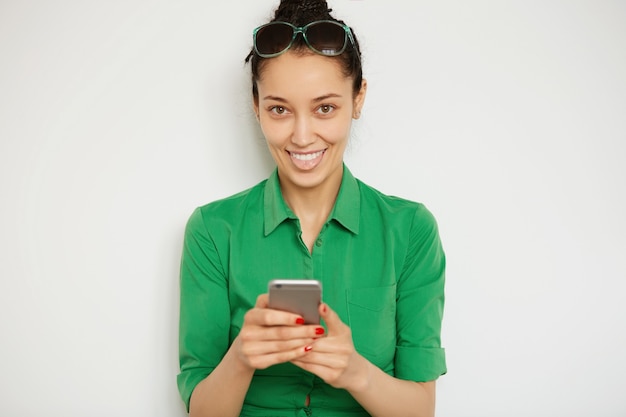 Foto gratuita mujer joven, morena, llevando, camisa verde