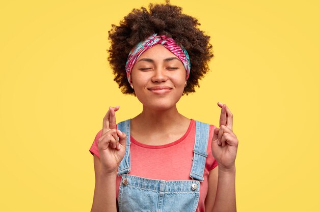 Mujer joven morena con pelo rizado y pañuelo colorido