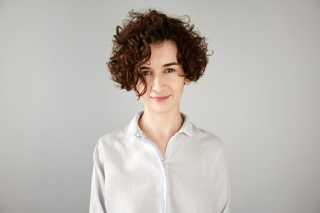 Mujer joven, morena, con, pelo rizado