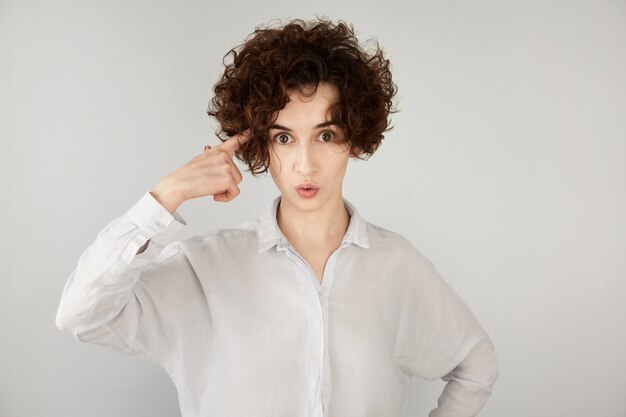 Mujer joven, morena, con, pelo rizado