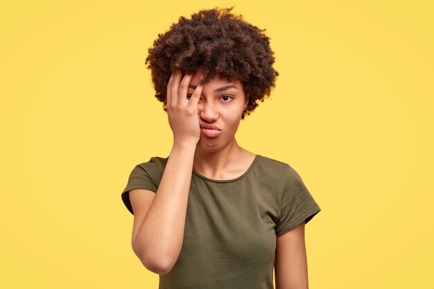 Mujer joven, morena, con, pelo rizado