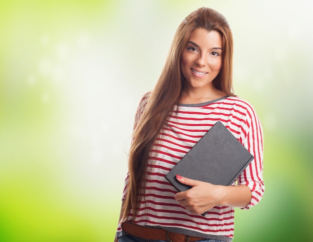 Mujer joven morena posando con el cuaderno