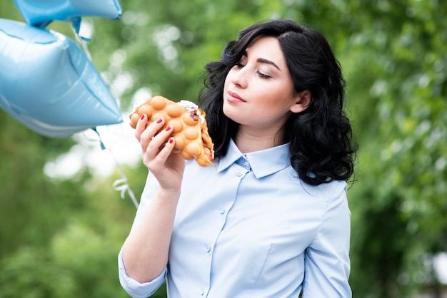 Foto gratuita mujer joven morena que tiene una burbuja waffle