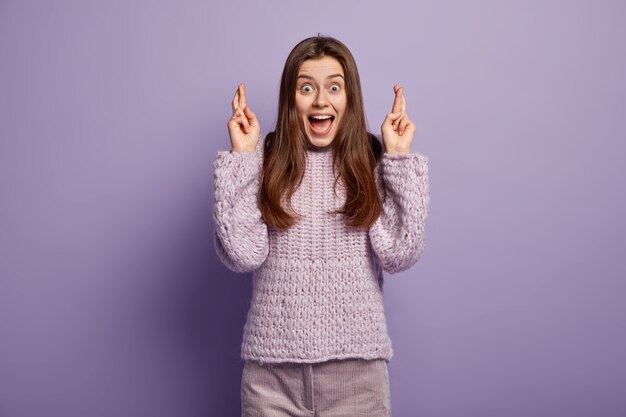 Mujer joven morena en ropa de invierno acogedora