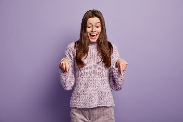 Mujer joven morena en ropa de invierno acogedora