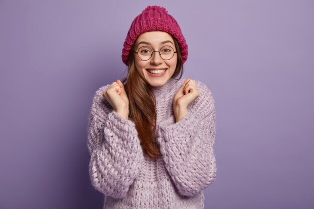 Mujer joven morena en ropa de invierno acogedora