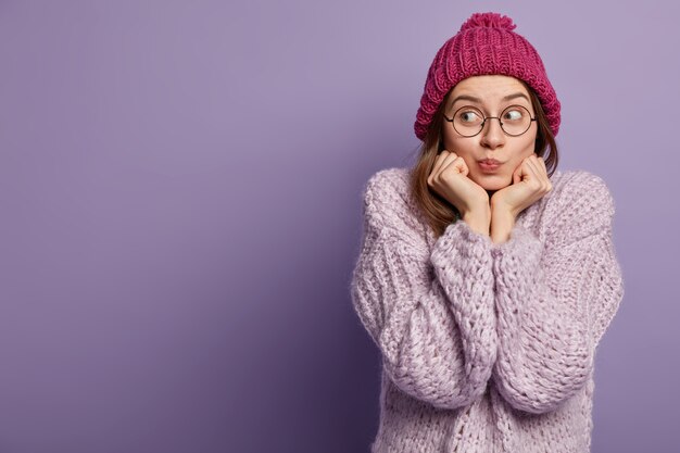 Mujer joven morena en ropa de invierno acogedora