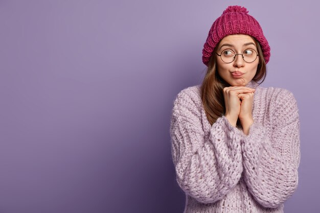 Mujer joven morena en ropa de invierno acogedora