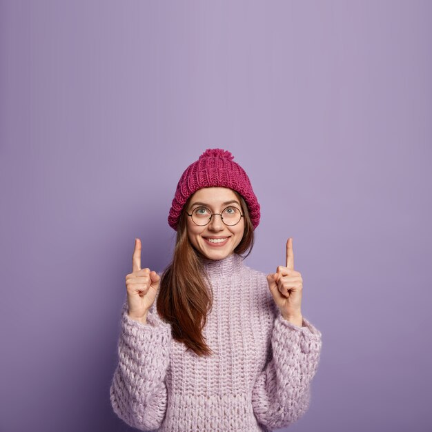 Mujer joven morena en ropa de invierno acogedora