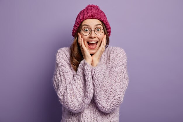 Mujer joven morena en ropa de invierno acogedora