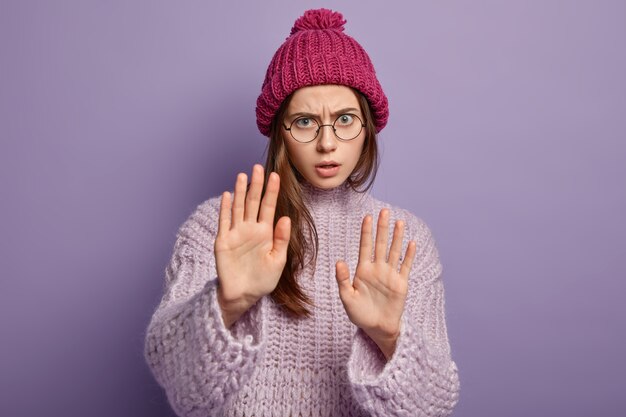 Mujer joven morena en ropa de invierno acogedora