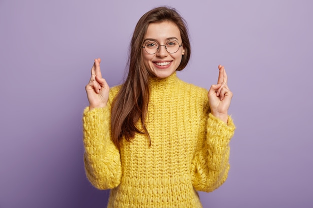 Mujer joven morena en ropa de invierno