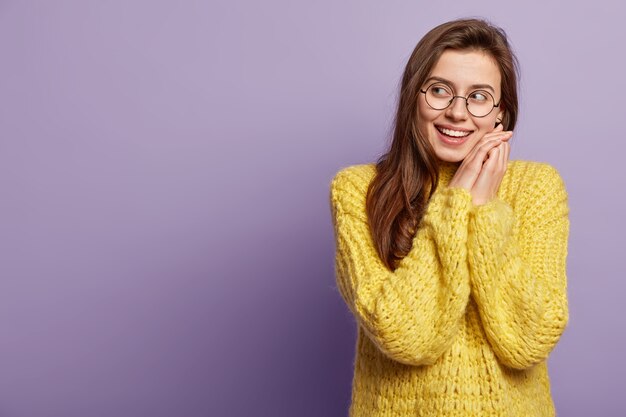 Mujer joven morena en ropa de invierno