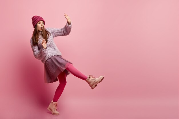 Mujer joven morena en ropa de invierno