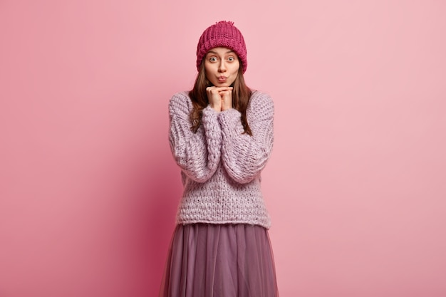 Mujer joven morena en ropa de invierno