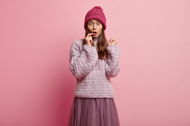 Mujer joven morena en ropa de invierno