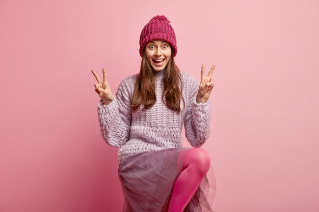 Mujer joven morena en ropa de invierno