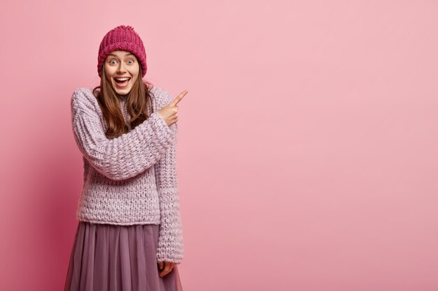 Mujer joven morena en ropa de invierno