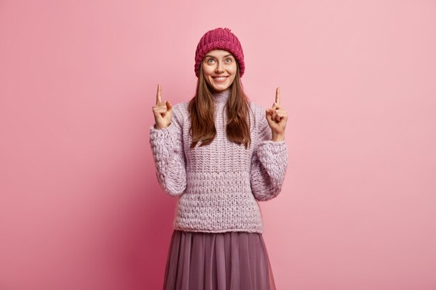 Mujer joven morena en ropa de invierno