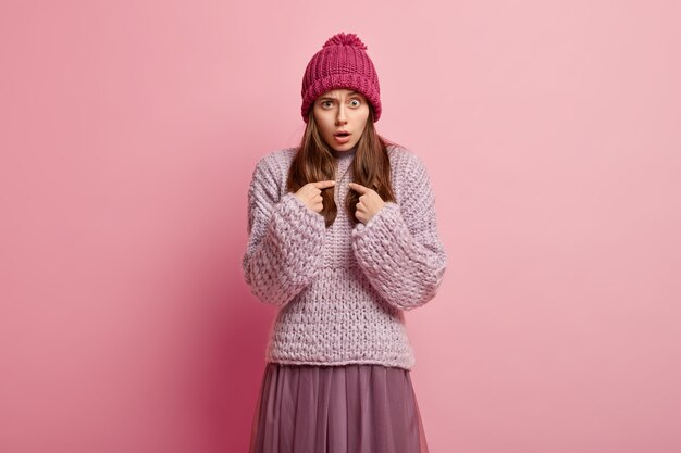 Mujer joven morena en ropa de invierno