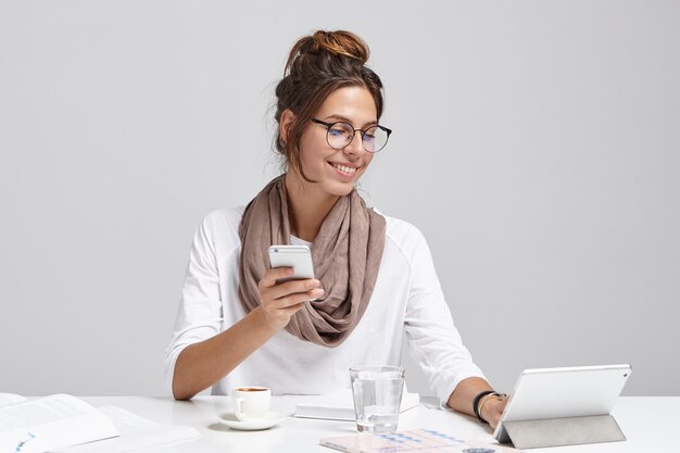 Mujer joven, morena, sentado, en el escritorio