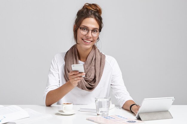 Mujer joven, morena, sentado, en el escritorio