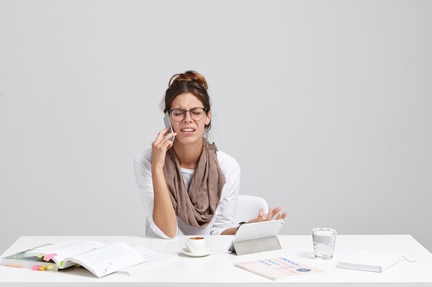 Mujer joven, morena, sentado, en el escritorio