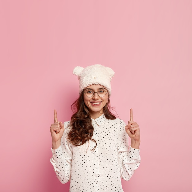 Mujer joven morena con sombrero gracioso