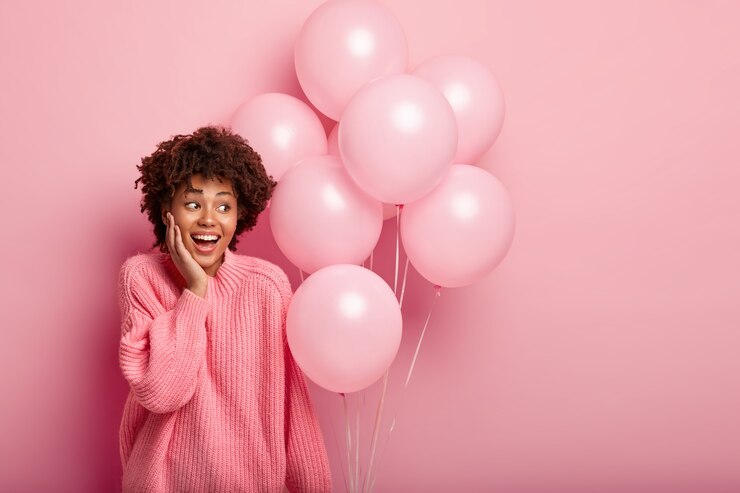 Foto gratuito mujer joven morena sosteniendo globos