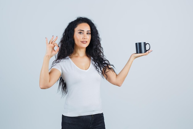 Mujer joven, morena, tenencia, un, taza