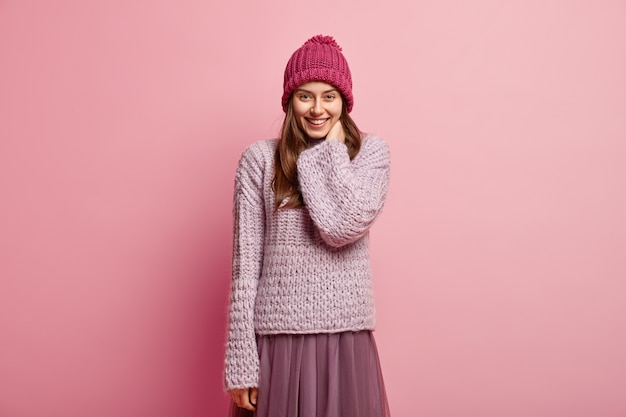 Mujer joven morena vistiendo ropa de invierno colorida