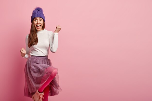 Mujer joven morena vistiendo ropa de invierno colorida