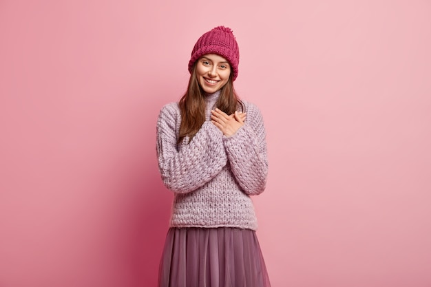 Mujer joven morena vistiendo ropa de invierno colorida