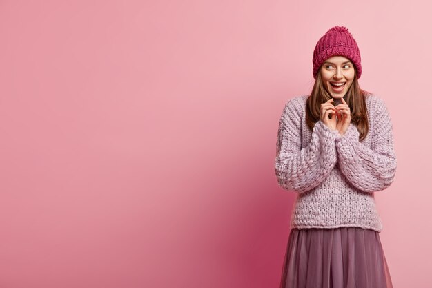 Mujer joven morena vistiendo ropa de invierno colorida