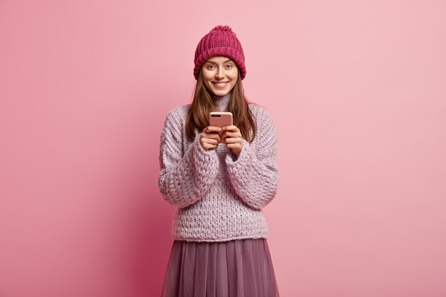 Mujer joven morena vistiendo ropa de invierno colorida