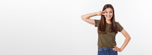 Mujer joven mostrando dos dedos positivo o gesto de paz en blanco