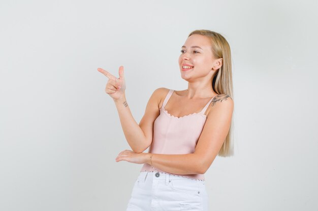 Mujer joven mostrando gesto de pistola en camiseta