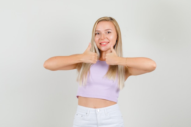 Mujer joven mostrando los pulgares para arriba en camiseta