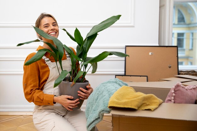 Mujer joven, mudanza, en, nuevo hogar