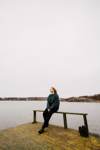 Foto gratuita mujer joven, en, el, muelle