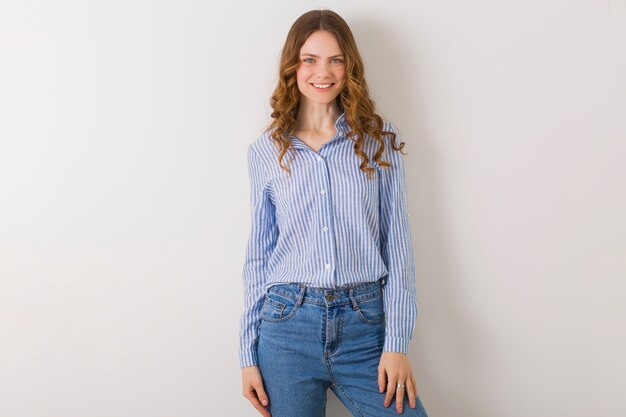 Mujer joven muy elegante posando en traje de estilo denim en blanco