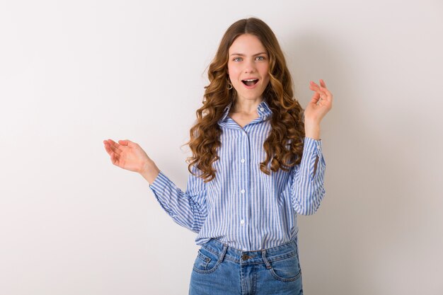 Mujer joven muy elegante posando en traje de estilo denim en blanco